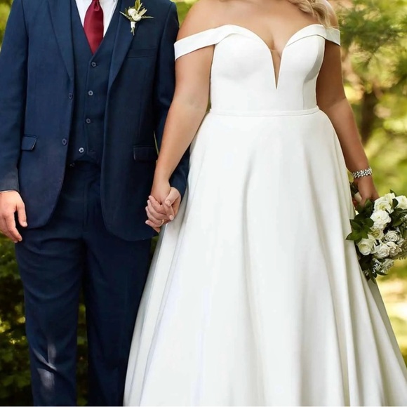Elegant Off-Shoulder White Wedding Dress - Picture 3 of 9